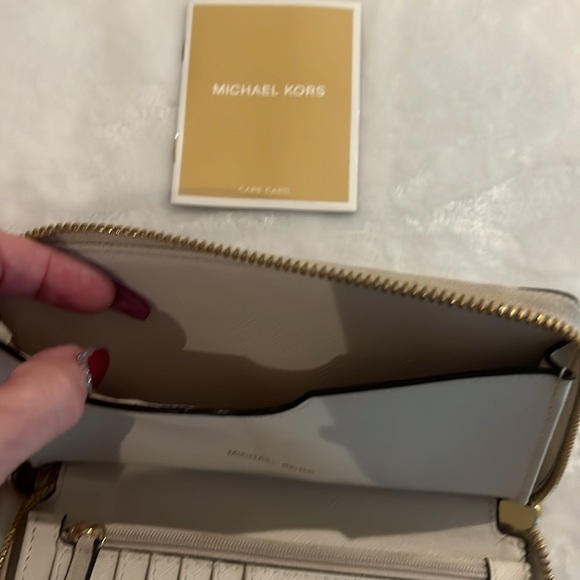 Micheal Kors cream & silver wallet - Picture 3 of 5